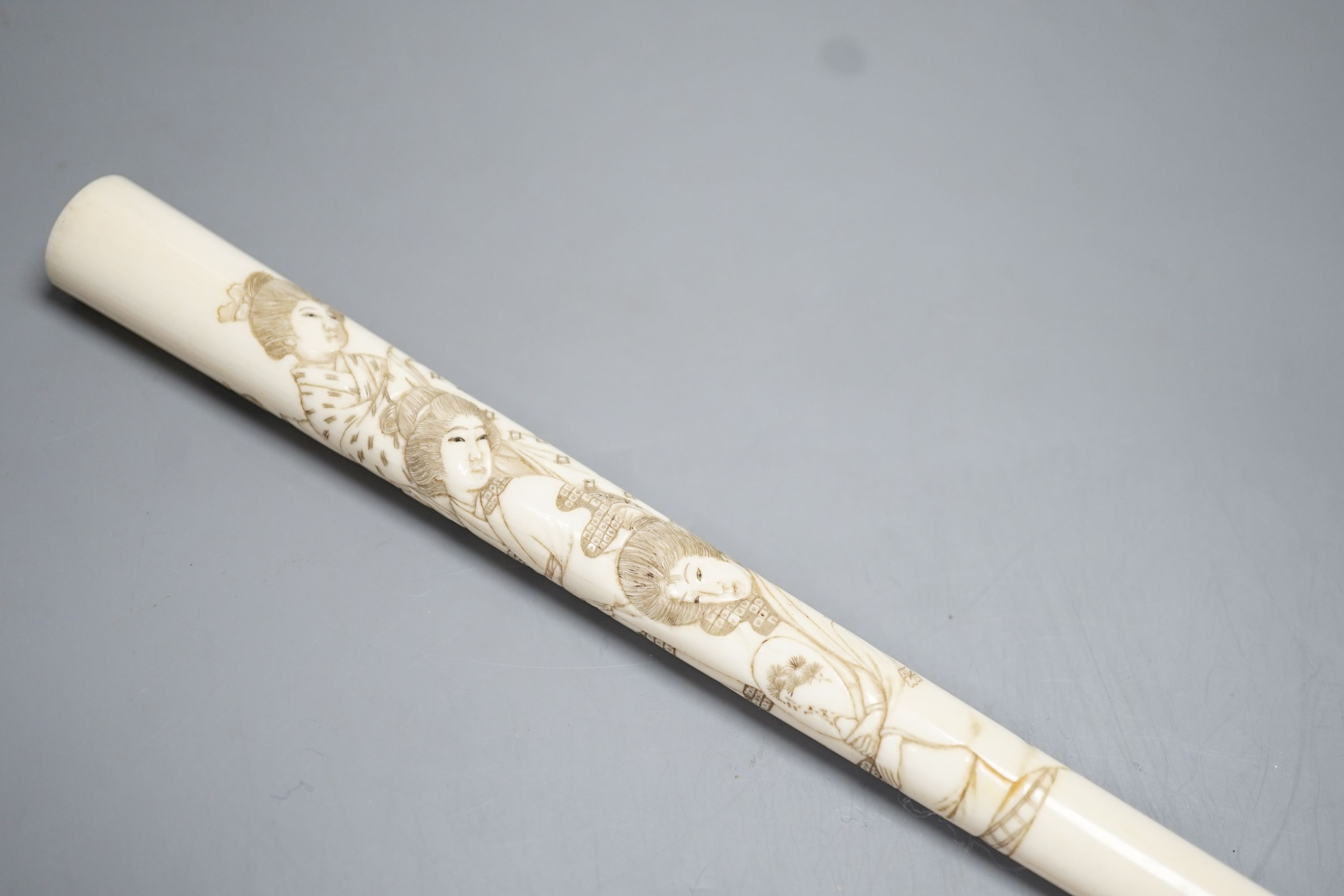 A 19th century Japanese carved ivory parasol handle 24.5cm